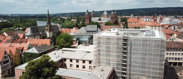 Rathaus-Einrüstung mit Fahrstuhl