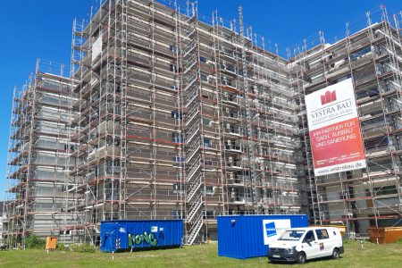 Gerüstbau für Fassaden- und Dachsanierung eines Wohnblocks