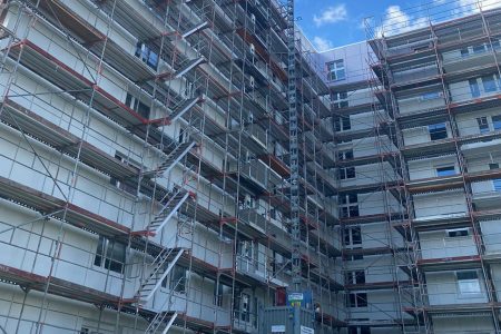 Gerüstbau für Fassaden- und Dachsanierung eines Wohnblocks