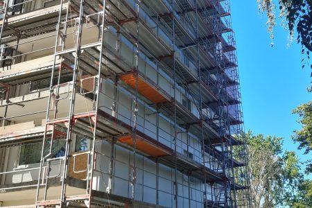 Gerüstbau für Fassaden- und Dachsanierung eines Wohnblocks