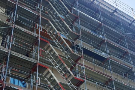 Gerüstbau für Fassaden- und Dachsanierung eines Wohnblocks