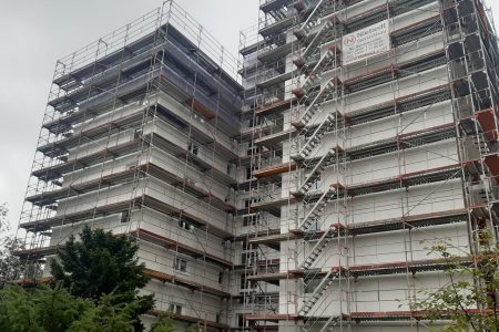 Gerüstbau für Fassaden- und Dachsanierung eines Wohnblocks