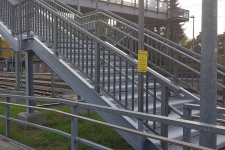 Atmosphärischer Korrosionsschutz und rutschhemmender Dünnschichtbelag für Bahnbrücke