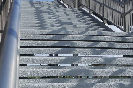 Atmosphärischer Korrosionsschutz und rutschhemmender Dünnschichtbelag für Bahnbrücke