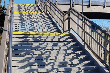 Atmosphärischer Korrosionsschutz und rutschhemmender Dünnschichtbelag für Bahnbrücke