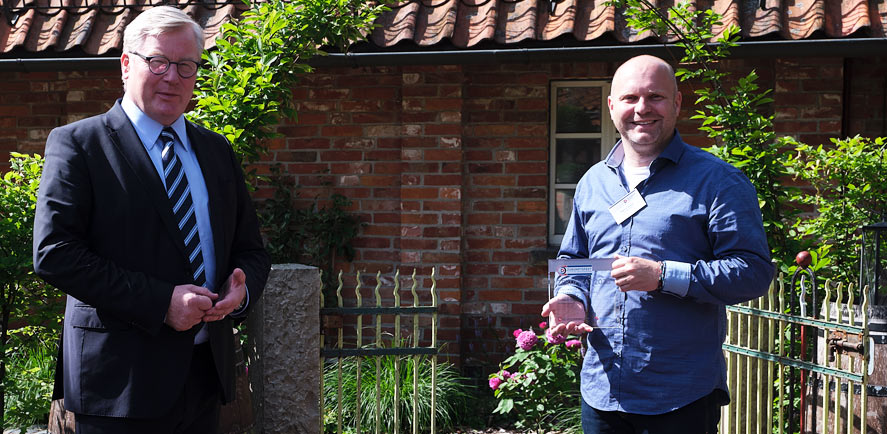 Wirtschaftsminister Dr. Bernd Althusmann überreicht das Zertifikat "Zukunftsfest" an IT-Leiter Bastian Strauß