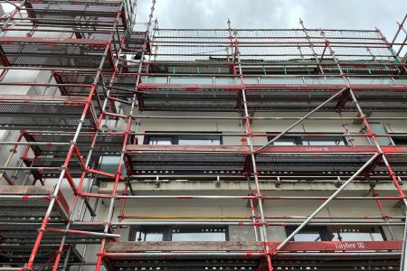 Dach-und-Fassadensanierung an einem Haus