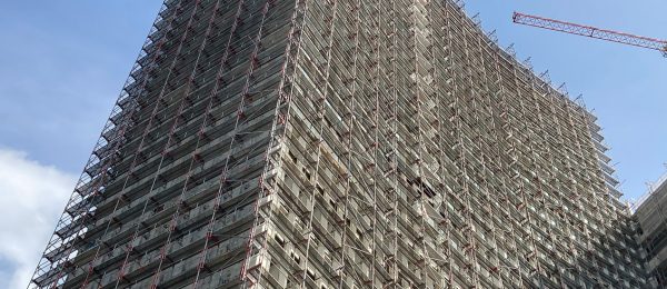 Arbeitsgerüst für den Rückbau eines Hochhauses