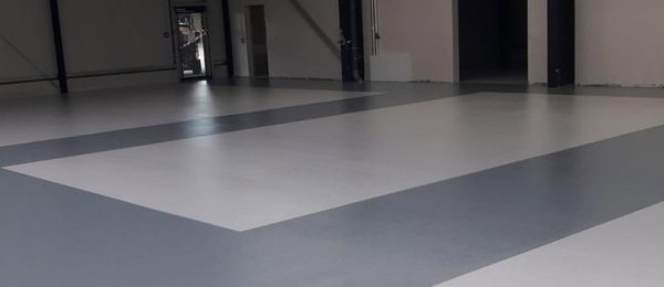 Strapazierbarer Epoxidharzboden für eine Fertigungshalle und Ausstellungsfläche
