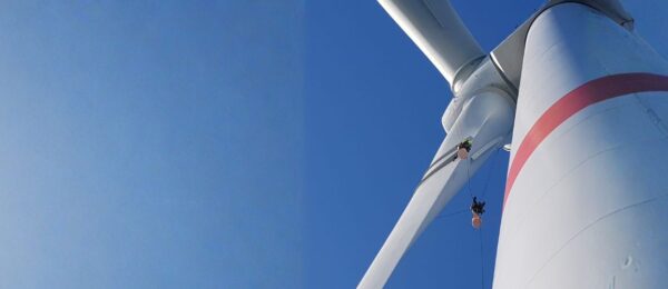 Industriekletterer an einer Windkraftanlage