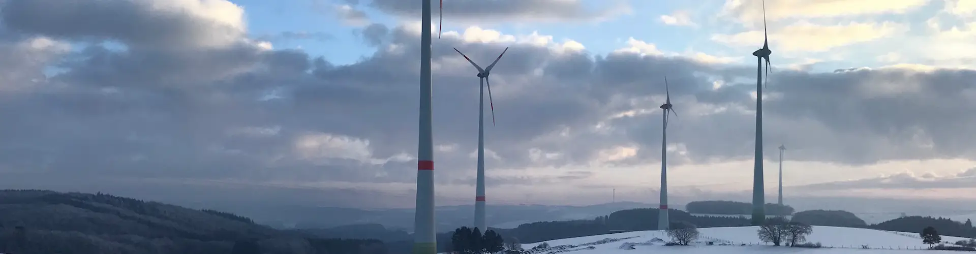 Windkraftanlagen im Schnee