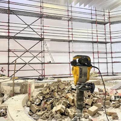 Baustelle mit Modulgerüst für Staubschutzwand