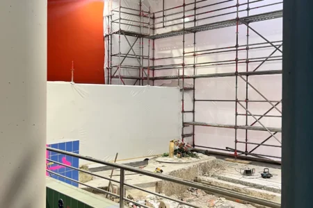 Modulgerüst für eine Staubschutzwand im Erlebnisbad nautimo