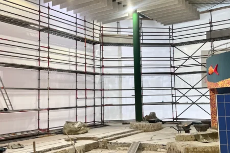 Modulgerüst für eine Staubschutzwand im Erlebnisbad nautimo