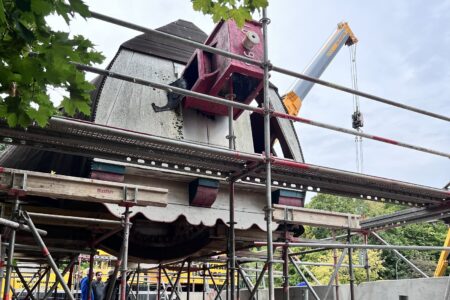 Sondergerüst mit Mühlenhaube der Kopperhörner Mühle, daneben Autokran und bereitgelegtes Gerüstmaterial