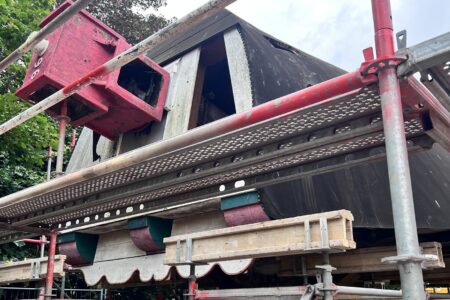 Traggerüst unter der abgesetzten Mühlenhaube der Kopperhörner Mühle mit Holzträgern auf Gerüstspindeln und rotem Wellenkopf