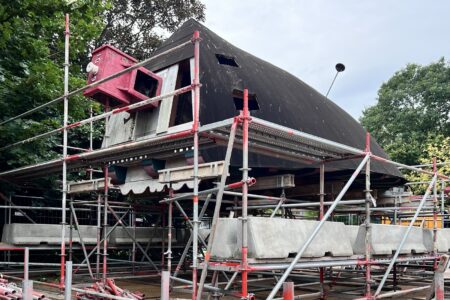 Gesamtansicht des Traggerüsts mit Mühlenhaube der Kopperhörner Mühle in Wilhelmshaven, im Vordergrund Gerüstmaterial